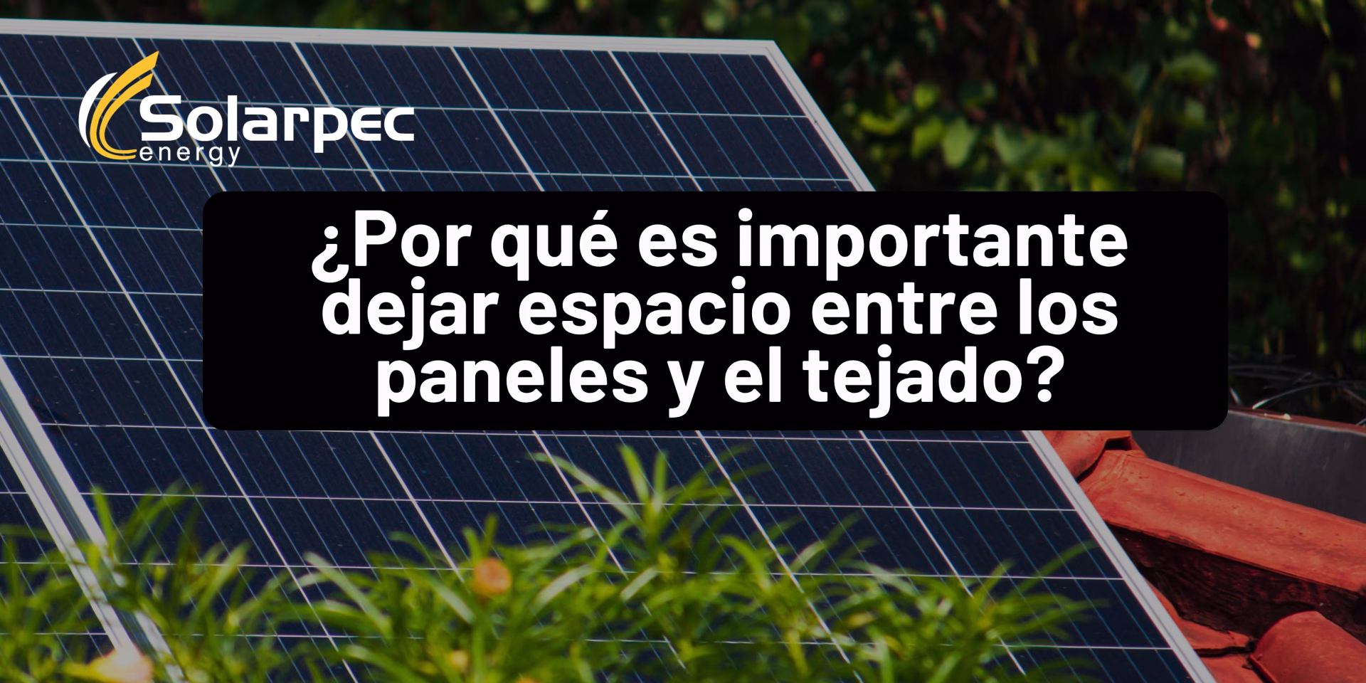 ¿Por qué es importante dejar espacio entre los paneles y el tejado?